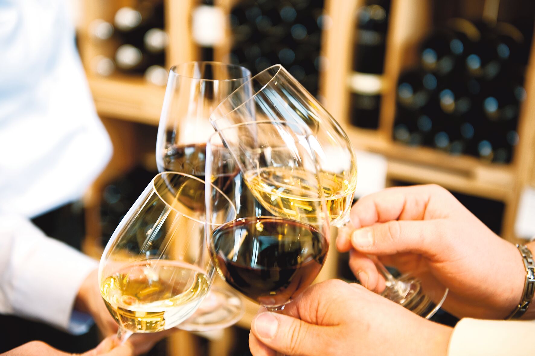 Anstoßen von Weingläsern in der Gruppe