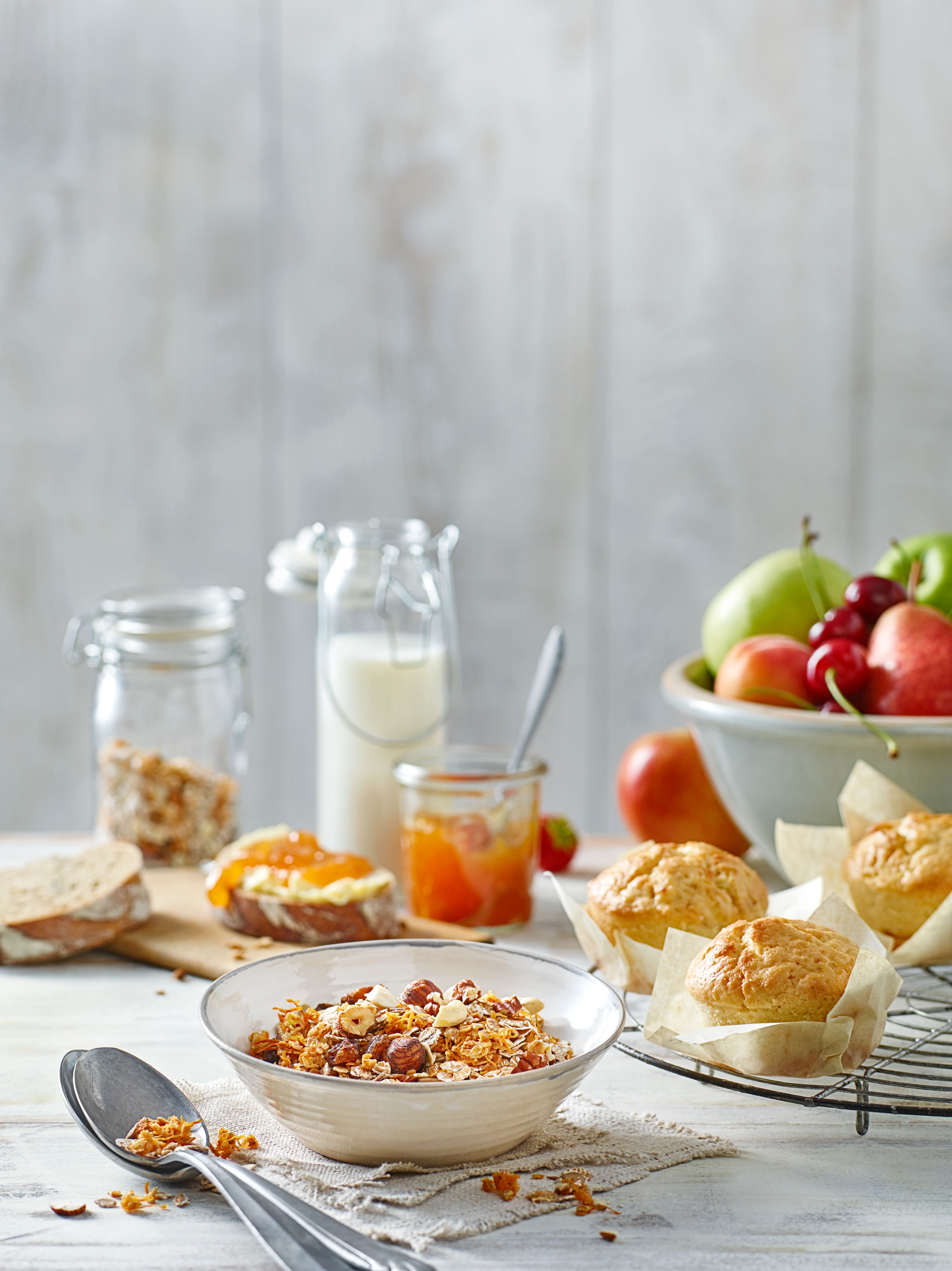 Frühstückstisch eingedeckt mit Müsli und Obst