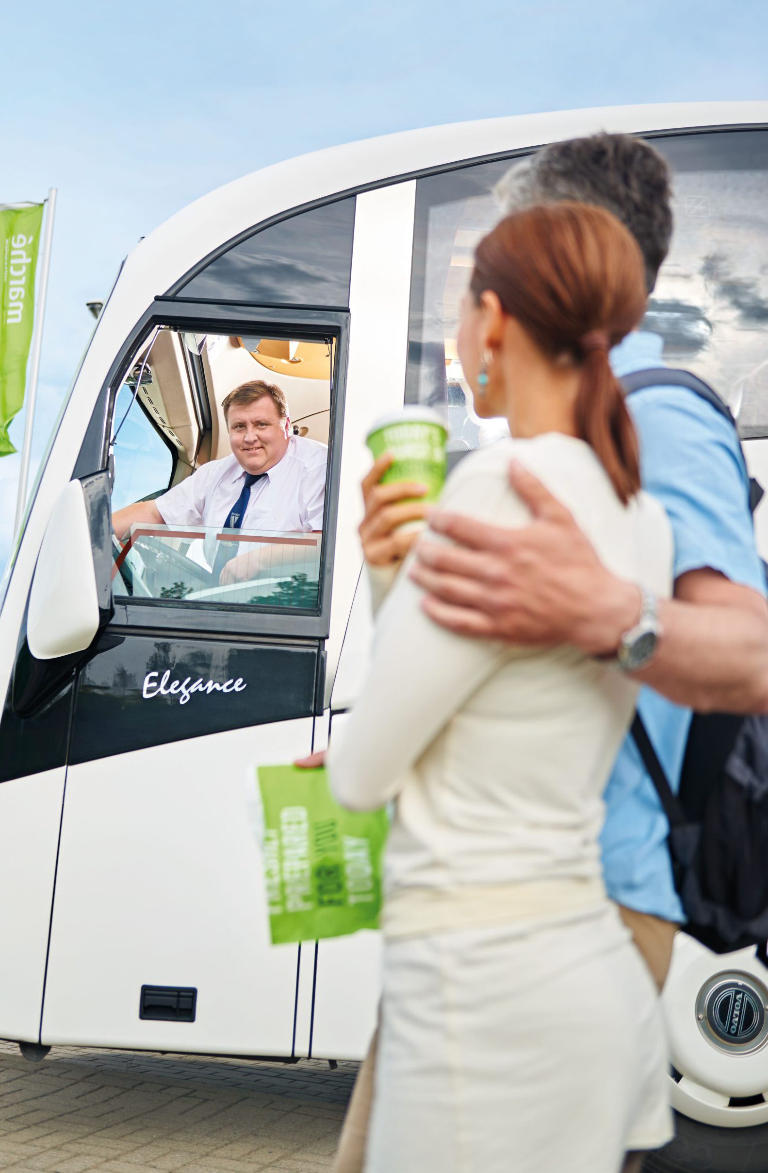 Bus_Paar_Pause Busfahrer und Pärchen bei einer Pause