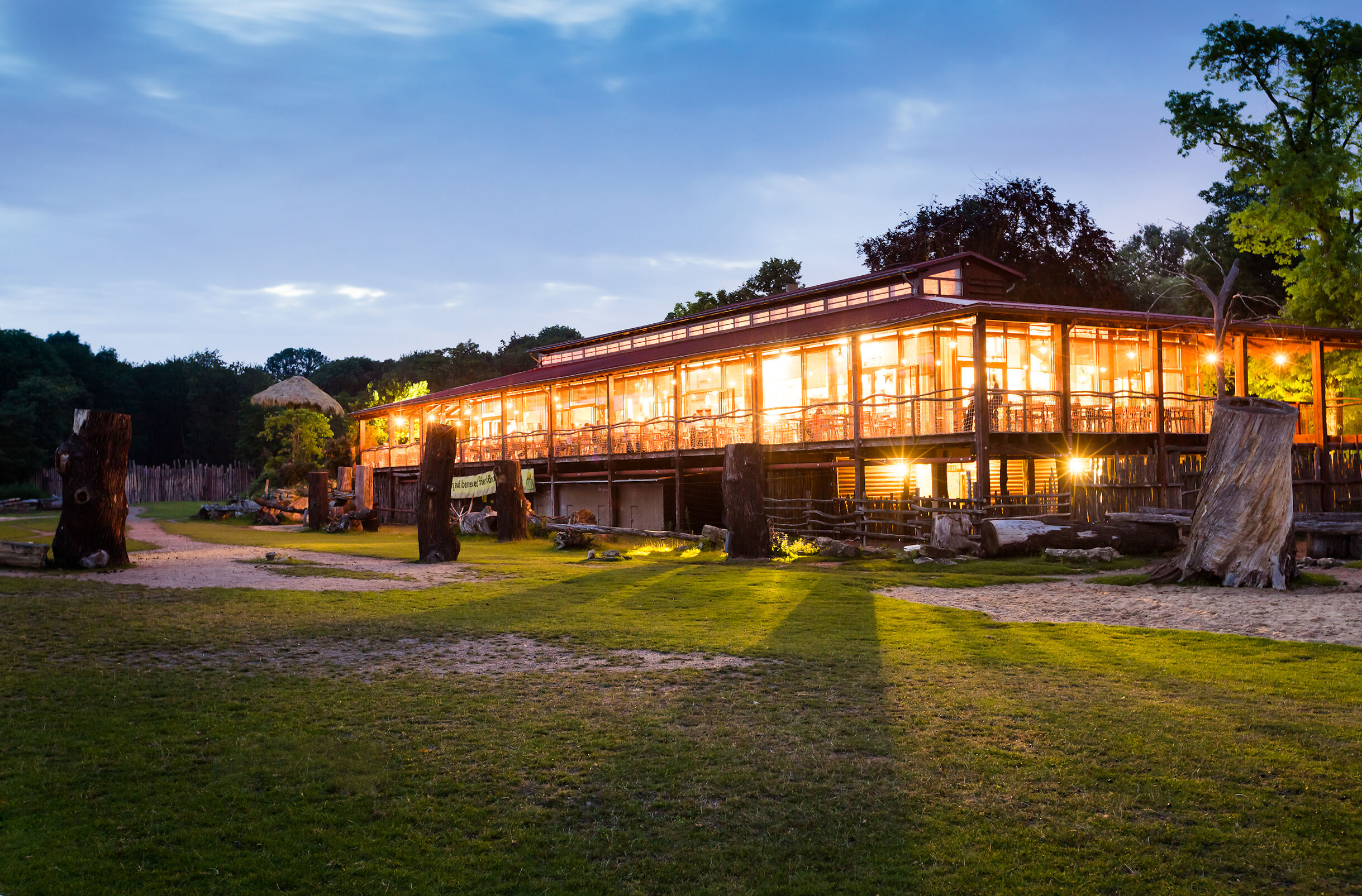 Kiwara Lodge bei einer Feier beleuchtet am Abend