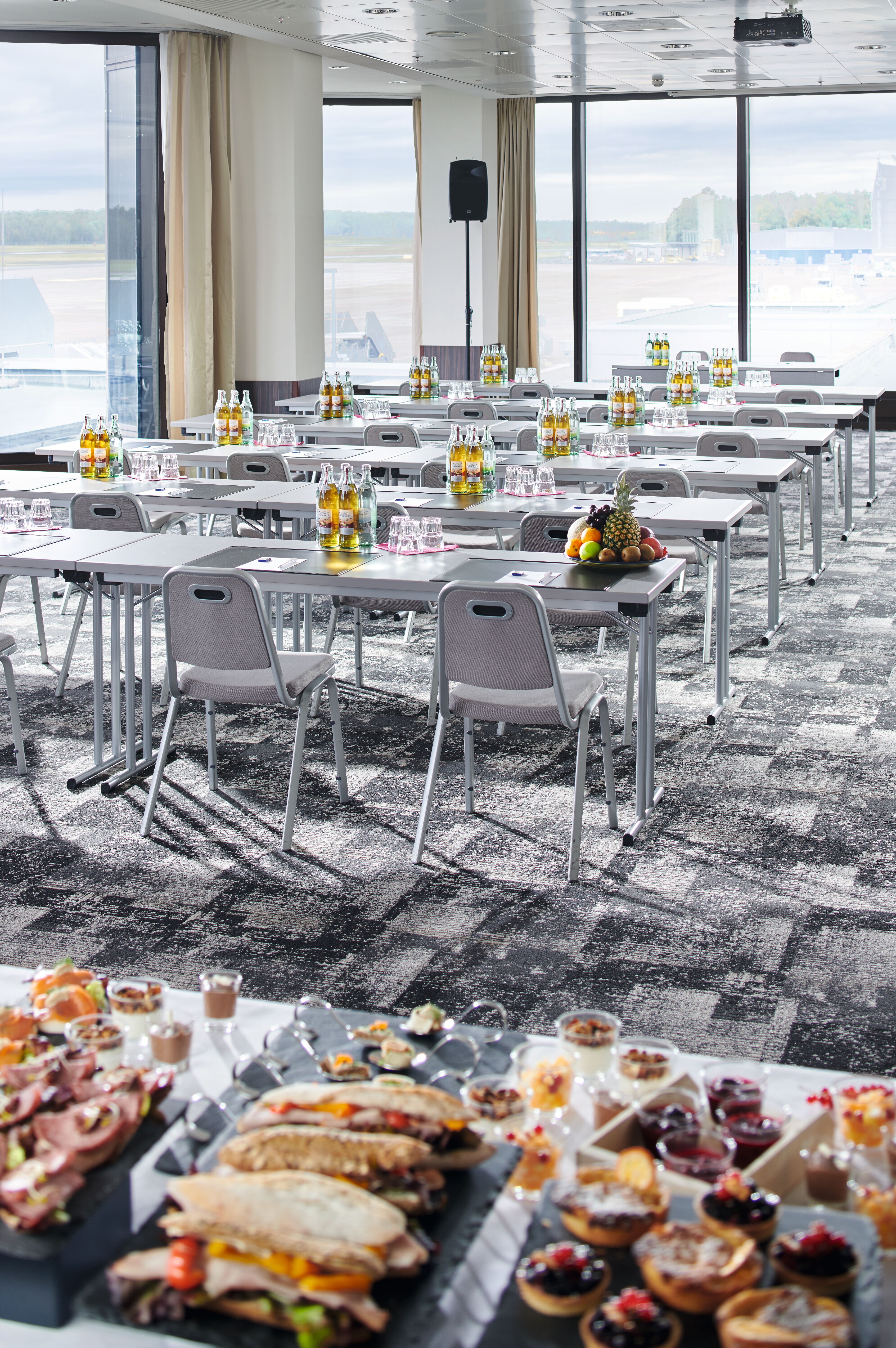 Mövenpick Nürnberg Meet and Dine Raum mit Buffet