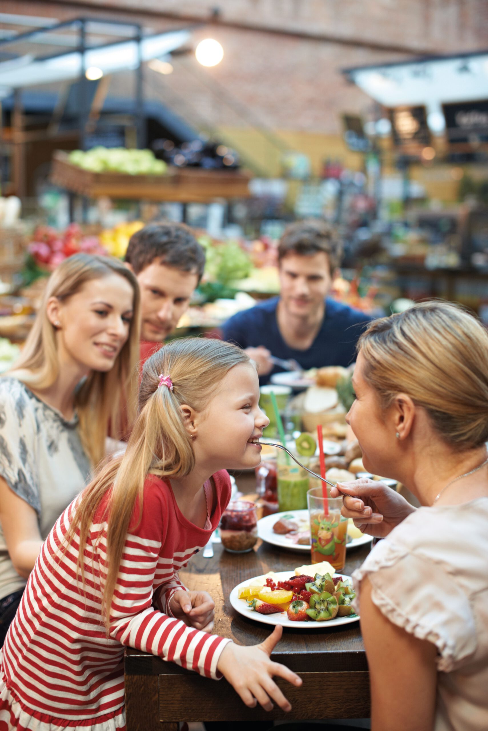 Motiv_Family_Kind Familie mit Kind beim Essen