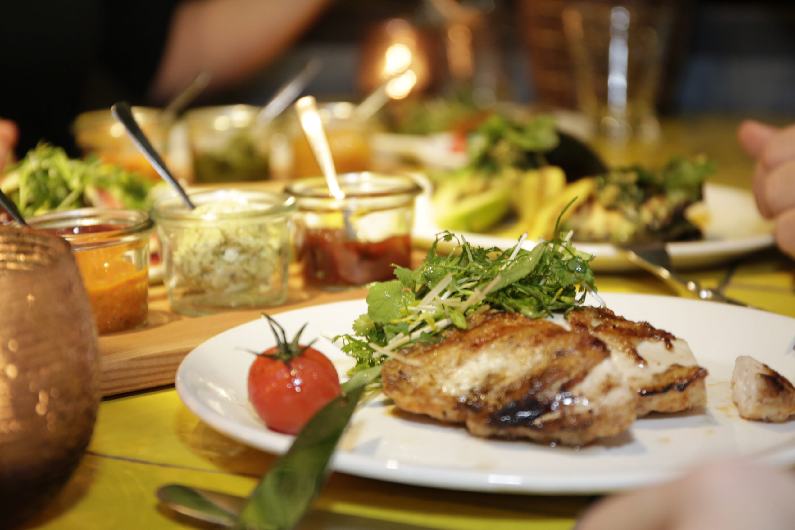 frisch gegrilltes Putensteak mit Salat und Tomate als Beilage