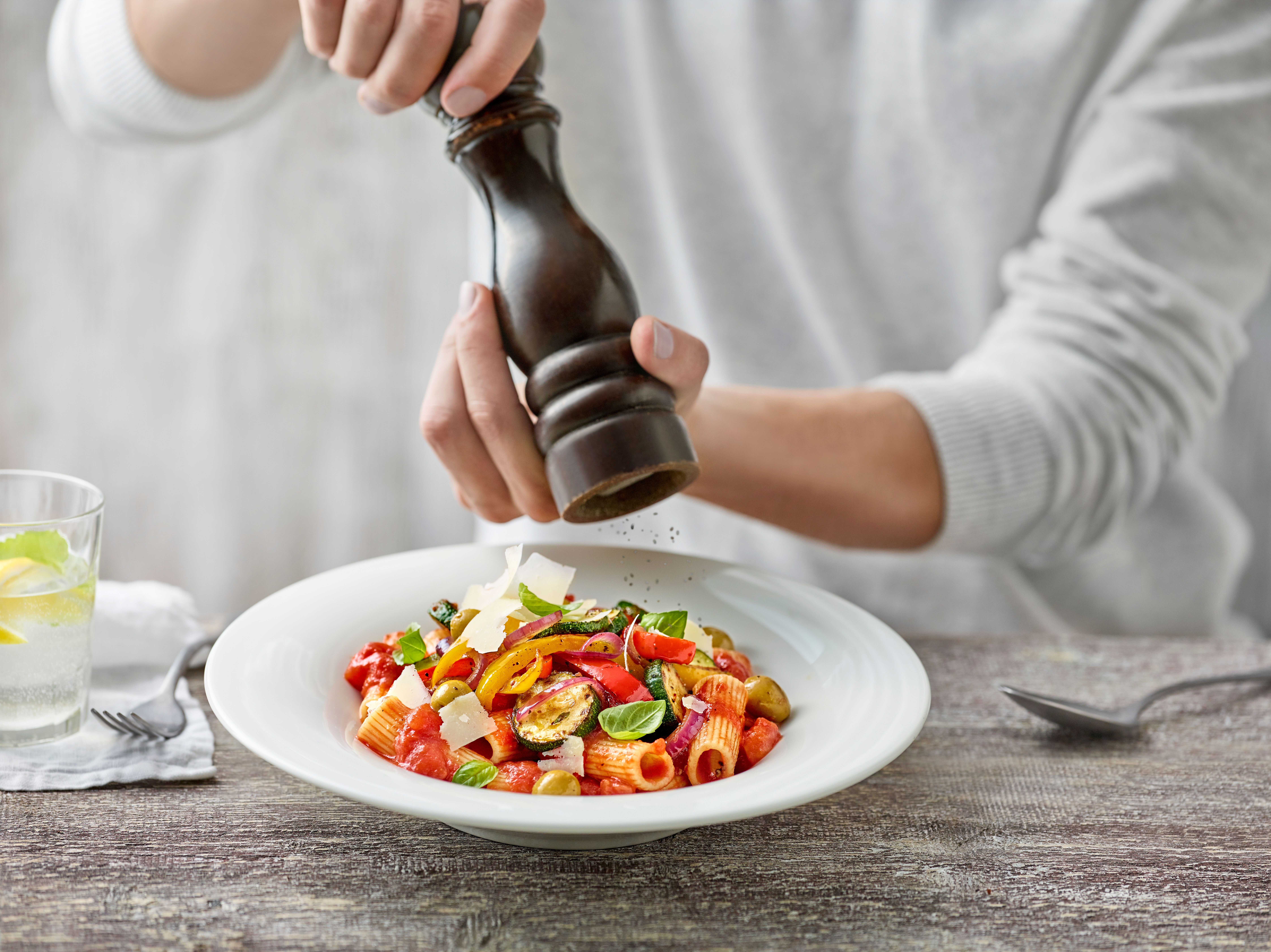 hausgemachte Marché Pasta wird mit einer Pfeffermühle gewürzt