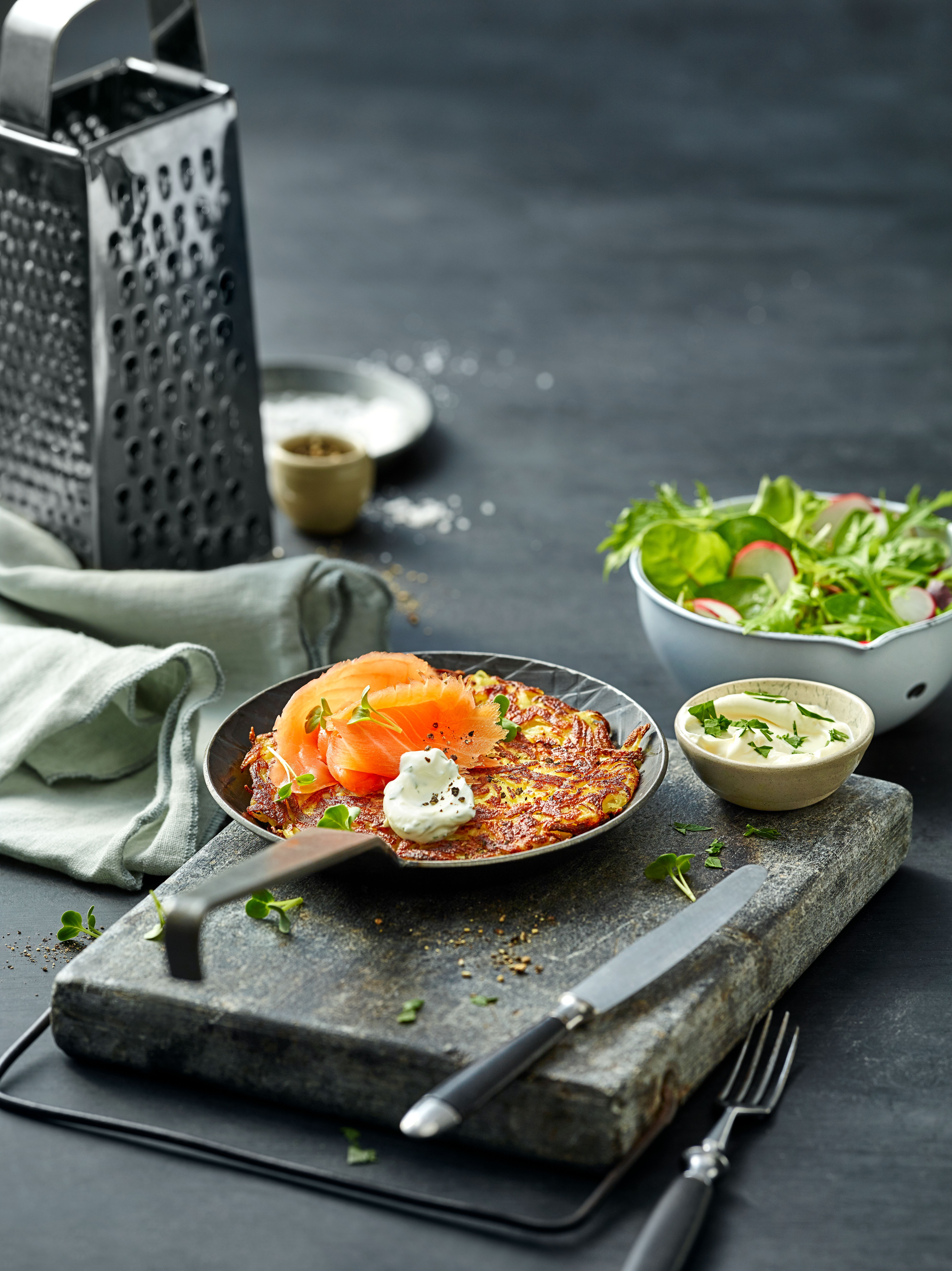 Rösti mit Lachs Schweizer Rösti mit Lachs in einem Pfännchen