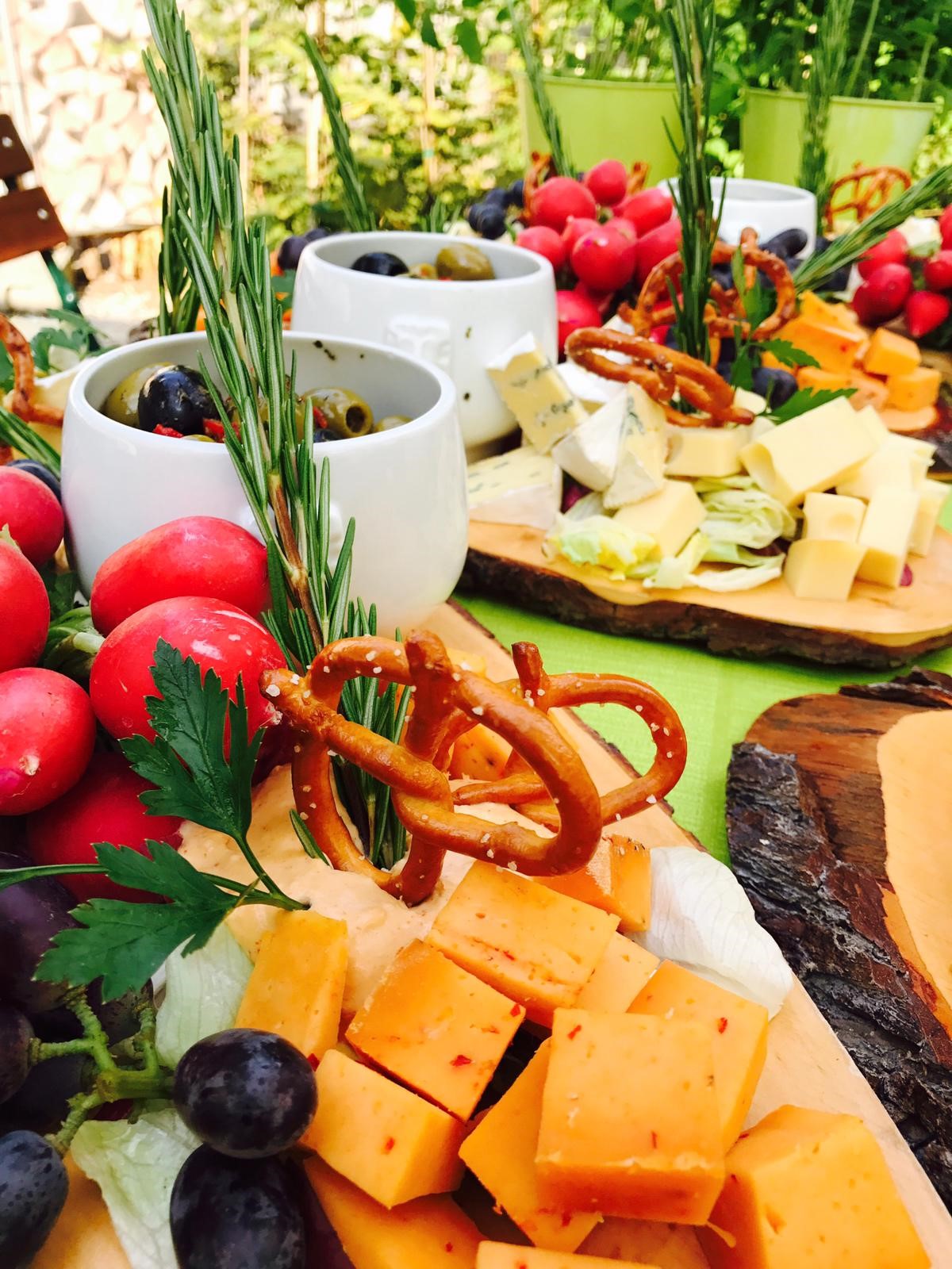 Frühstück München Käse Brezel Gemüse