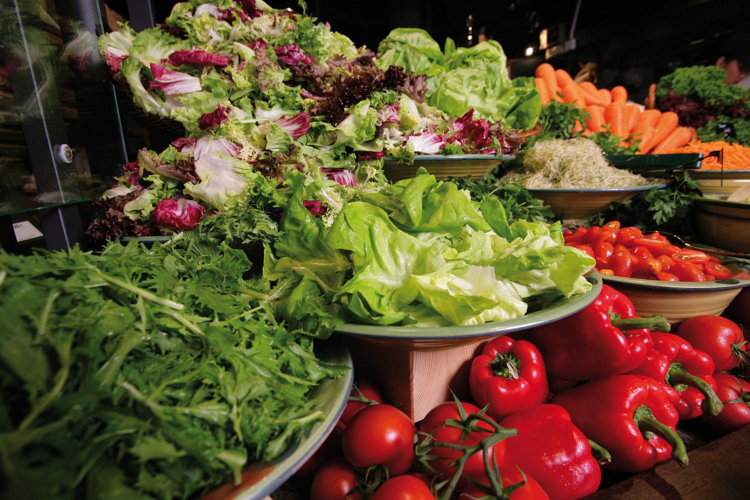 Vegetarian Island mit Salat und Paprika