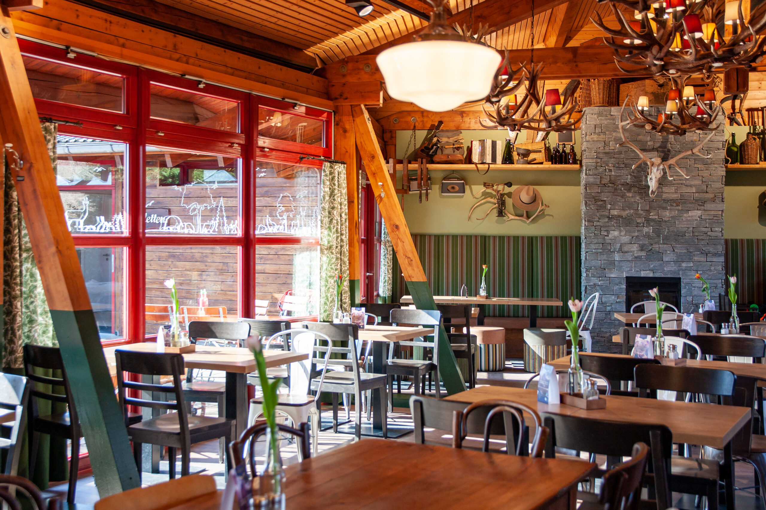 Waldschänke Innenraum Sitzbereich Zoo Berlin Geweihe an der Wand