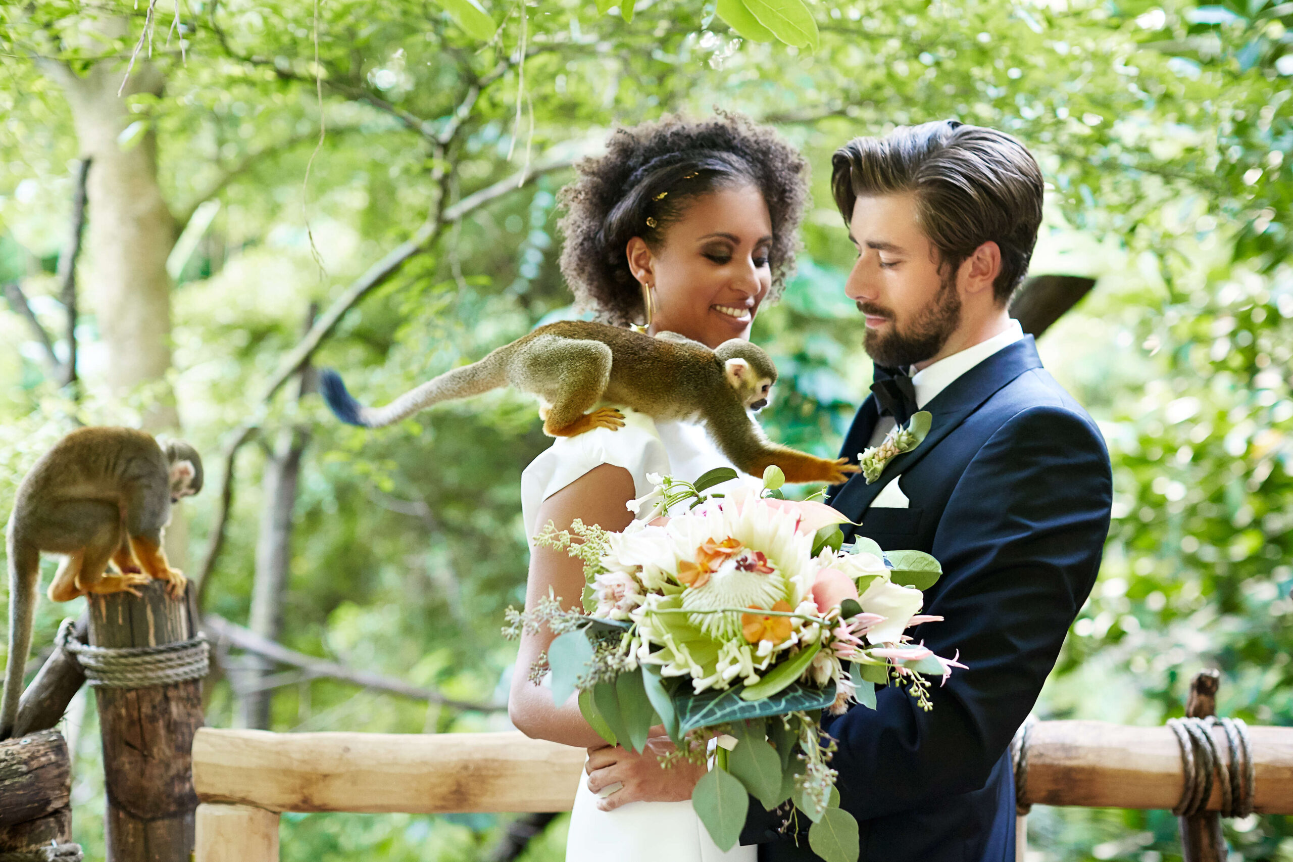 Hochzeitspaar mit Affen und Blumenstrauß im Gondwanaland Zoo Leipzig