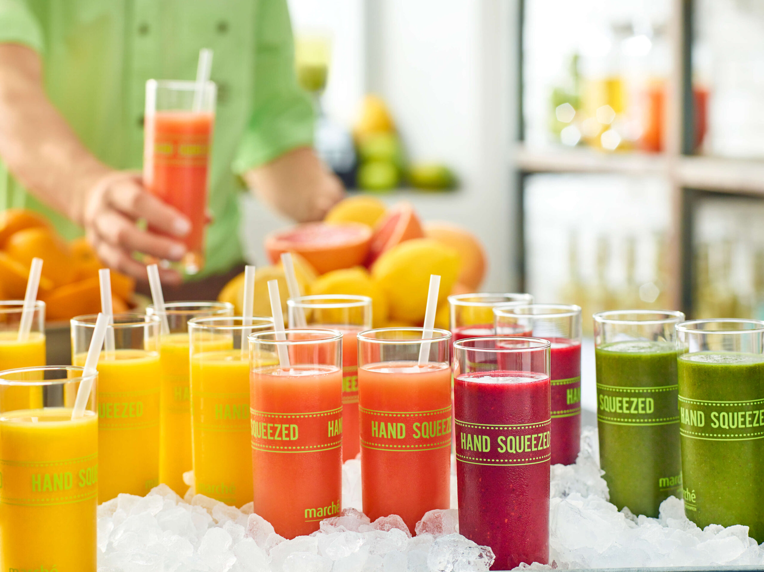 Saft_handgemacht_Eistruhe handgemachter Saft in verschiedenen Farben in einer Truhe mit Eis