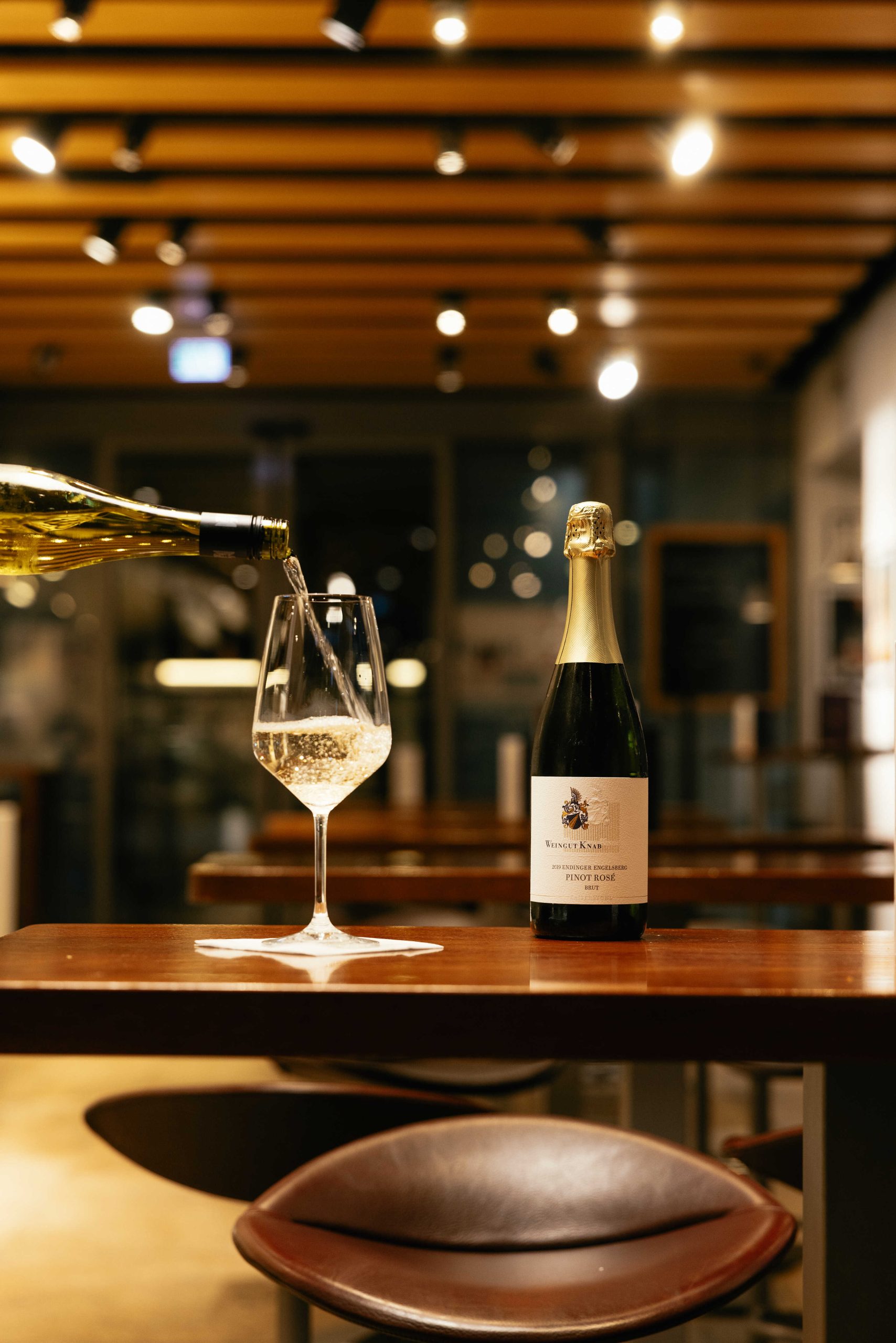 CafeKroepcke_Weißwein_Glas Café Kröpcke Weinglas und Weißweinflasche