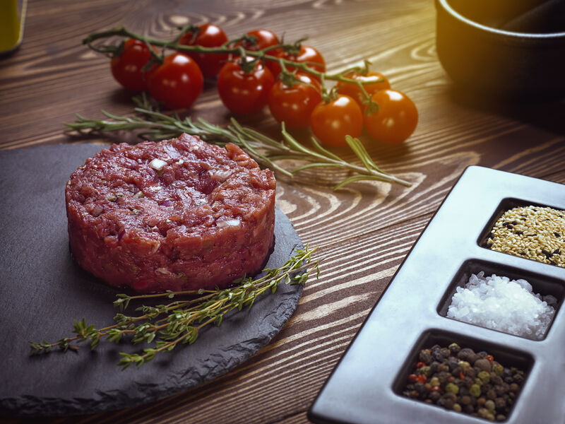 Tartar Schieferplatte Rosmarin Tomaten Gewürze