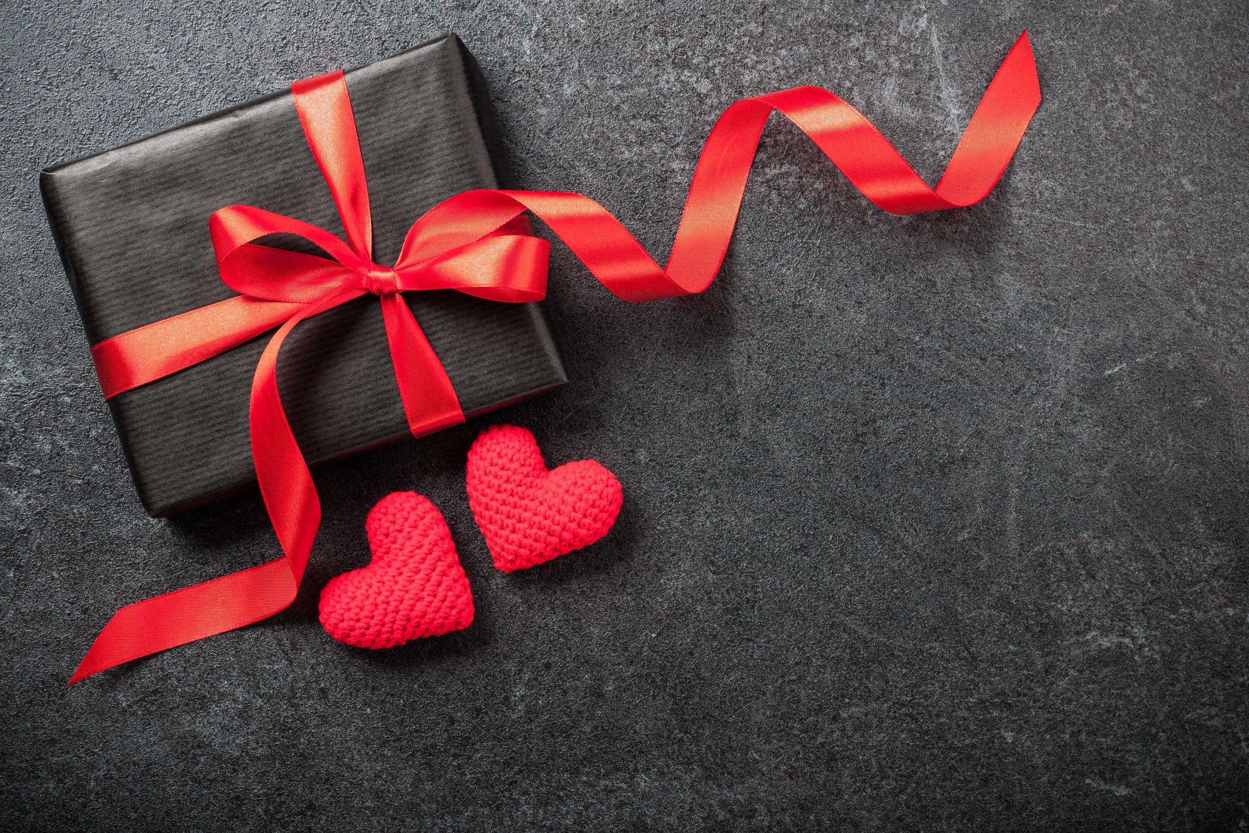 Gutschein_schwarzes_Geschenk_rotes_Geschenkband Gutschein Geschenk schwarzes Geschenk rotes Geschenkband