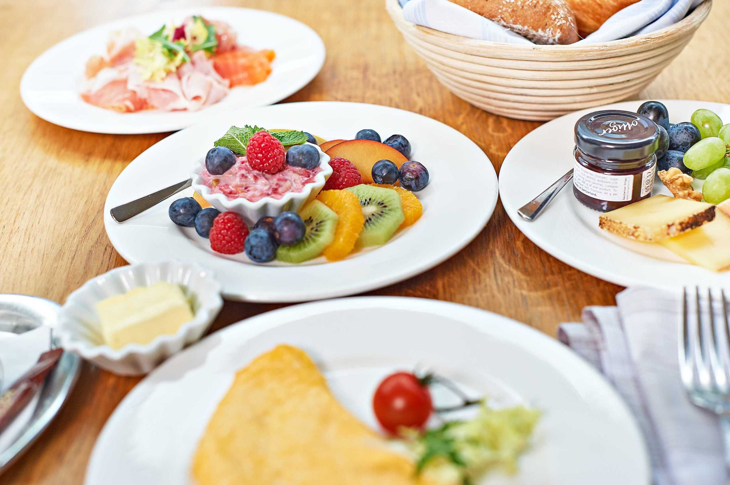 Frühstück_Teller_Joghurt_Obst_Brotkorb Frühstück Teller Joghurt Obst Brotkorb